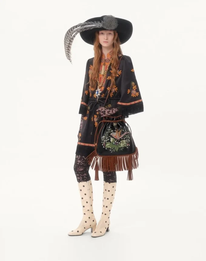 Valentino Garavani Nellcôte Alice Τσάντα με κεντήματα και κρόσσια Valentino Garavani Nellcôte Alice Τσάντα με κεντήματα και κρόσσια