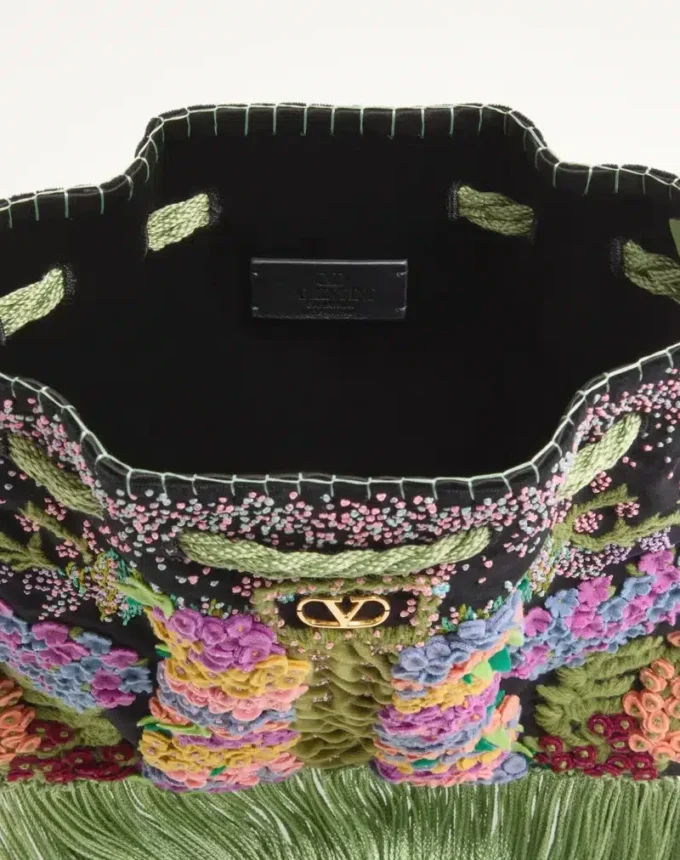 Valentino Garavani Nellcôte Alice Τσάντα με κεντήματα και κρόσσια Valentino Garavani Nellcôte Alice Τσάντα με κεντήματα και κρόσσια