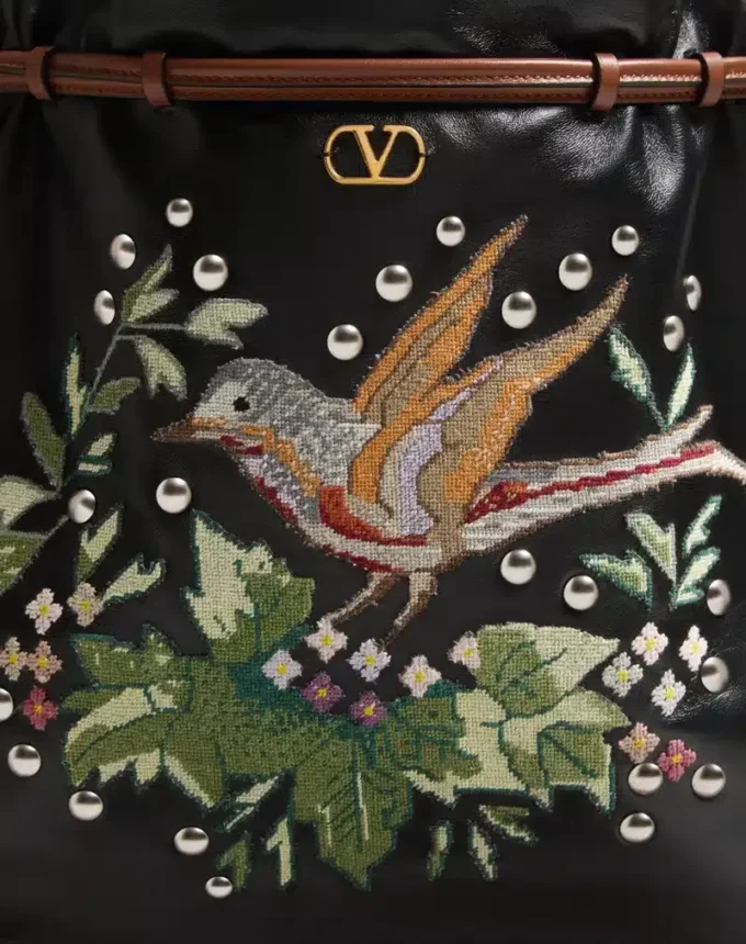Valentino Garavani Nellcôte Alice Τσάντα με κεντήματα και κρόσσια Valentino Garavani Nellcôte Alice Τσάντα με κεντήματα και κρόσσια