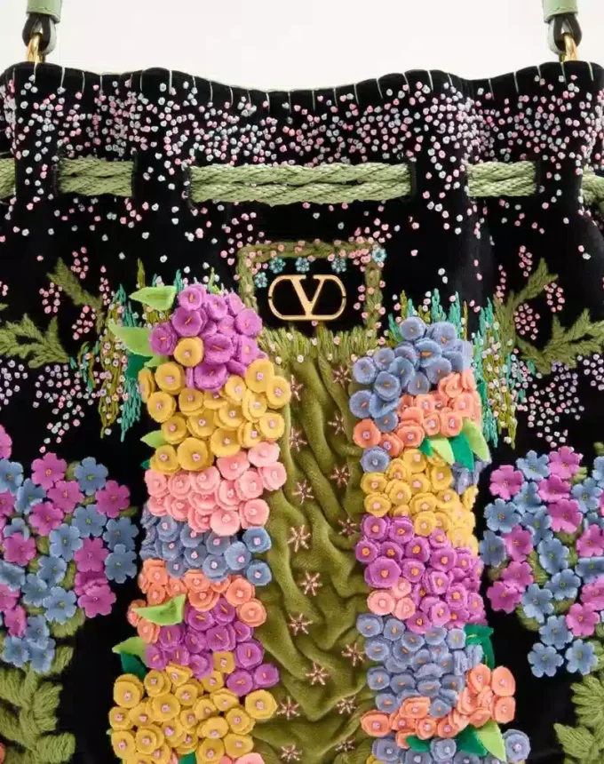 Valentino Garavani Nellcôte Alice Τσάντα με κεντήματα και κρόσσια Valentino Garavani Nellcôte Alice Τσάντα με κεντήματα και κρόσσια