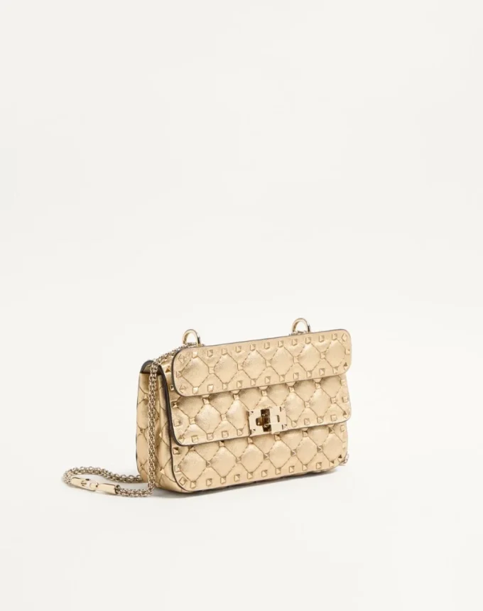Valentino Garavani Rockstud Spike Μικρή τσάντα από πλαστικοποιημένο δέρμα νάπα Valentino Garavani Rockstud Spike Μικρή τσάντα από πλαστικοποιημένο δέρμα νάπα