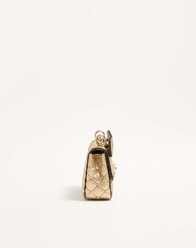 Valentino Garavani Rockstud Spike Μικρή τσάντα από πλαστικοποιημένο δέρμα νάπα Valentino Garavani Rockstud Spike Μικρή τσάντα από πλαστικοποιημένο δέρμα νάπα