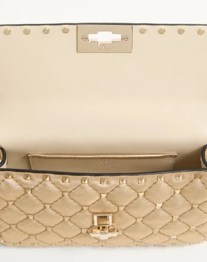 Valentino Garavani Rockstud Spike Μικρή τσάντα από πλαστικοποιημένο δέρμα νάπα Valentino Garavani Rockstud Spike Μικρή τσάντα από πλαστικοποιημένο δέρμα νάπα