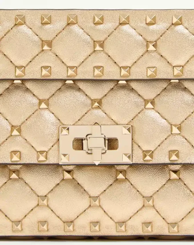 Valentino Garavani Rockstud Spike Μικρή τσάντα από πλαστικοποιημένο δέρμα νάπα Valentino Garavani Rockstud Spike Μικρή τσάντα από πλαστικοποιημένο δέρμα νάπα