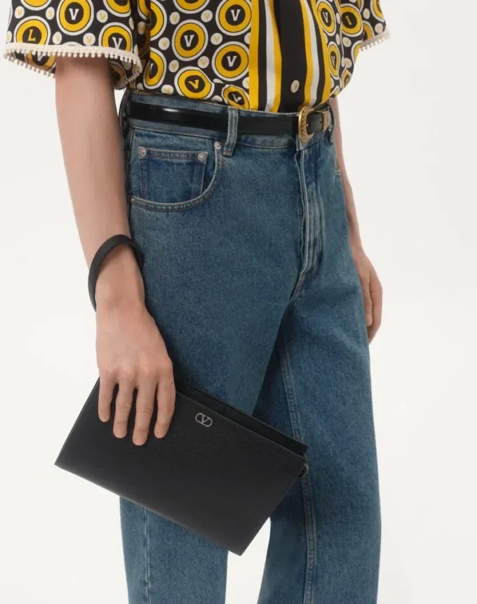 Valentino Garavani Vlogo Signature Grainy Calfskin Pouch Valentino Garavani Vlogo Signature Grainy Calfskin Pouch