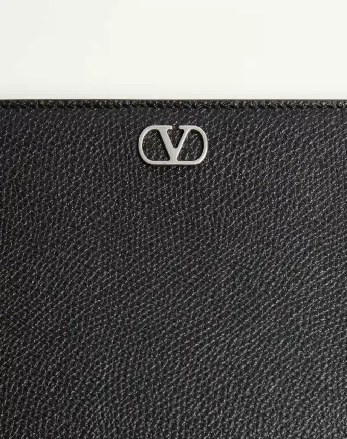Valentino Garavani Vlogo Signature Grainy Calfskin Pouch Valentino Garavani Vlogo Signature Grainy Calfskin Pouch