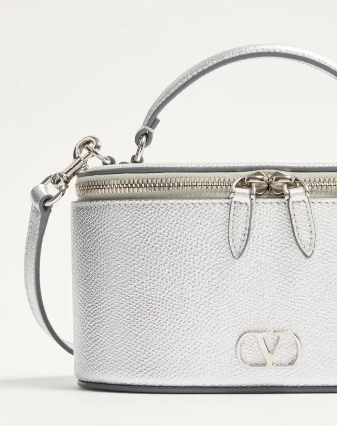 VLogo Signature Mini Vanity Bag από πλαστικοποιημένο δέρμα μοσχαριού VLogo Signature Mini Vanity Bag από πλαστικοποιημένο δέρμα μοσχαριού